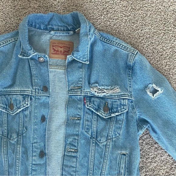 Levi's Jackets & Blazers - Levi’s Trucker Jean Ripped Jacket Size Small